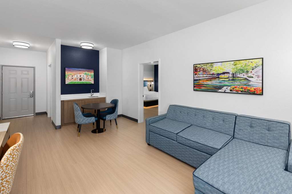 La Quinta Inn & Suites by Wyndham San Antonio Northwest - photo 43