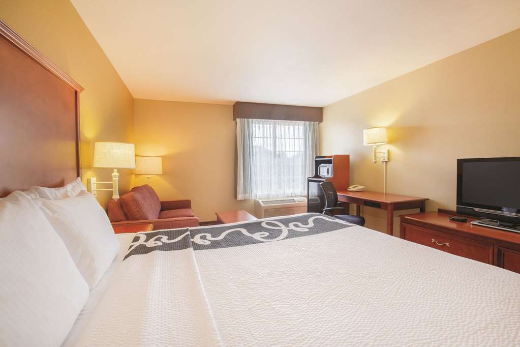 La Quinta Inn & Suites by Wyndham Bentonville - photo 11