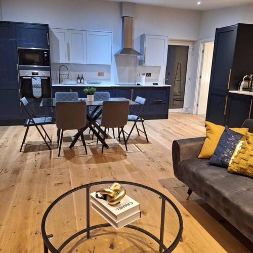 Home at Highgrove Private Garden & Parking