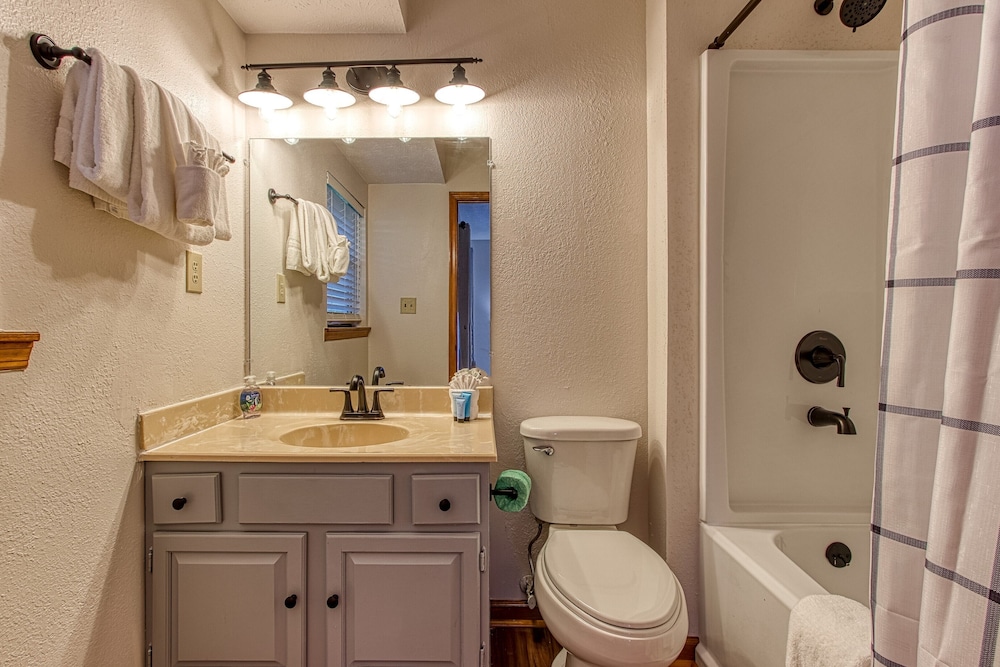 Pinecrest Townhomes 1K2Q Renovated - photo 23