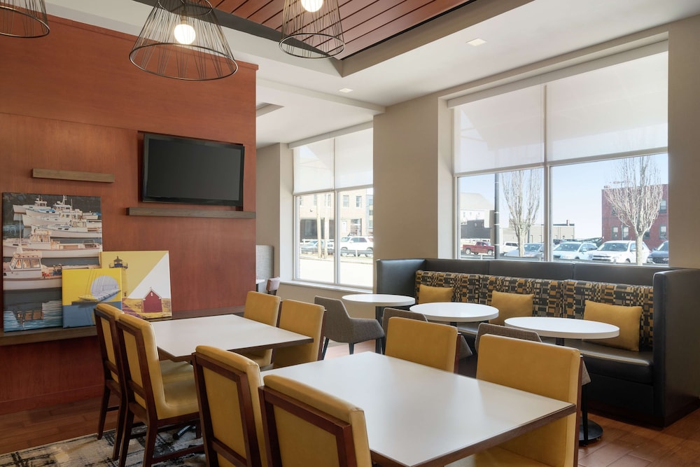 Hampton Inn Portland Downtown Waterfront - photo 43