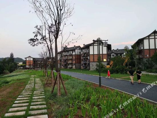 Take It Easy - carbon neutral hotel in Unknown City