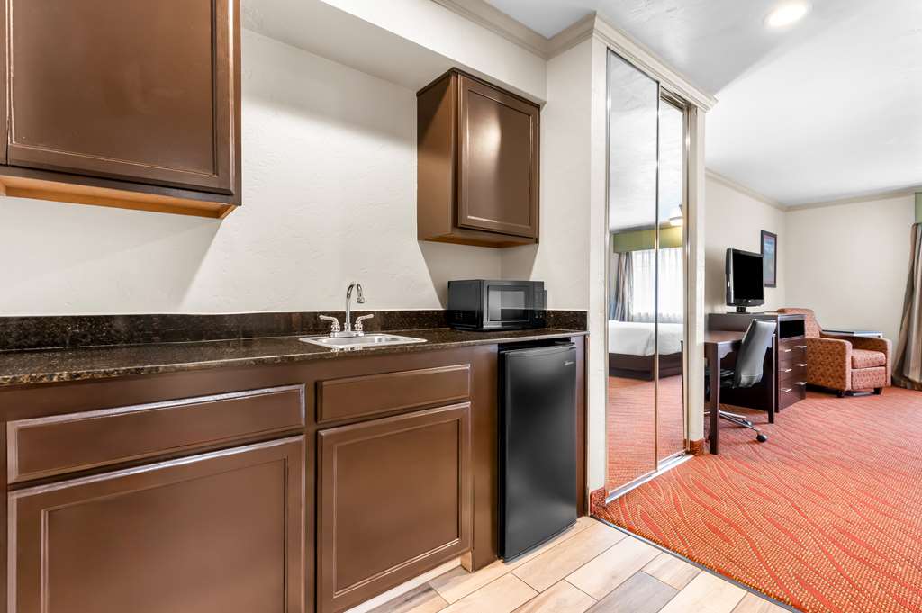 Best Western Plus Parkway Inn - photo 26