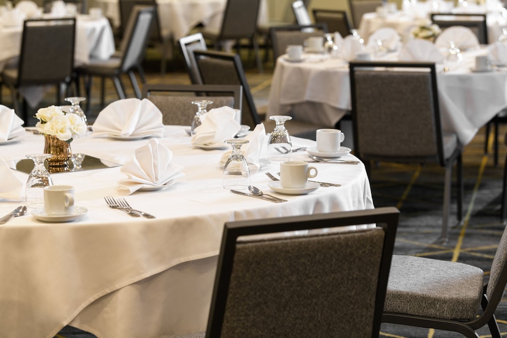 Holiday Inn & Suites Oakland Airport by IHG - photo 58