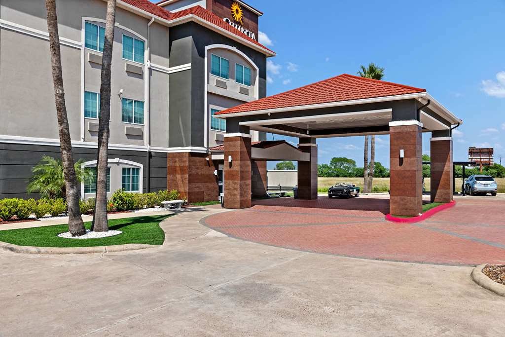 La Quinta Inn & Suites by Wyndham Raymondville - photo 4