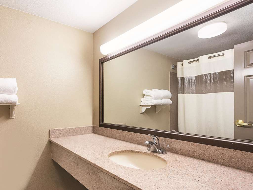 La Quinta Inn & Suites by Wyndham New Braunfels - photo 14