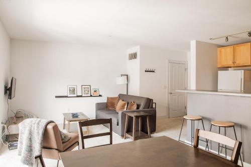 Spacious Third Ward Apt Near Summerfest with Balcony — 4-Star Luxury Hotel in Milwaukee, United States