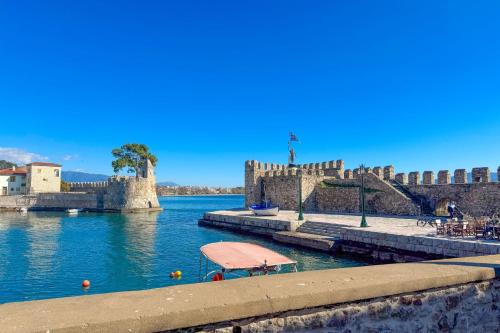 Giorgos House — 4-Star Luxury Hotel in Nafpaktos, Greece