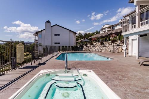 Park Pointe: Splendor on the Sun Deck — 4-Star Luxury Hotel in Chelan, United States