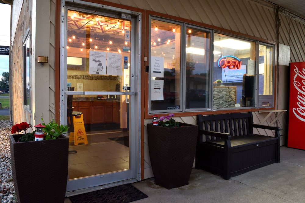 Great Lakes Inn and Suites - photo 15