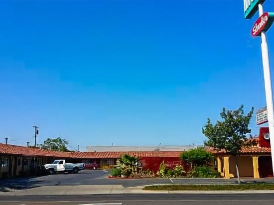 Slumber Motel - photo 8