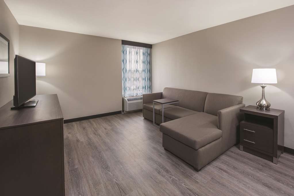La Quinta Inn & Suites by Wyndham Festus St. Louis South - photo 21