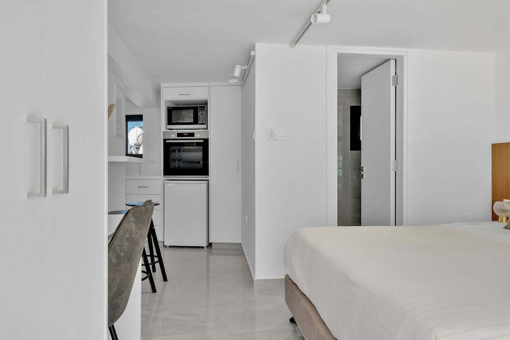Phaedrus Living: Alkminis Seaview Suites Litore