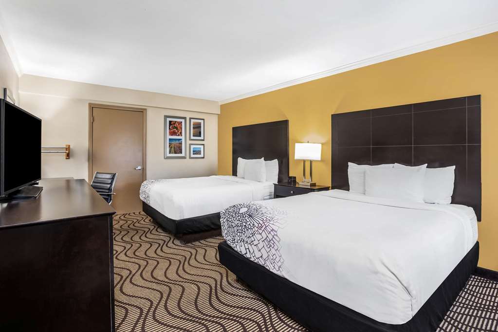 La Quinta Inn & Suites by Wyndham Carlsbad Legoland Area - photo 15