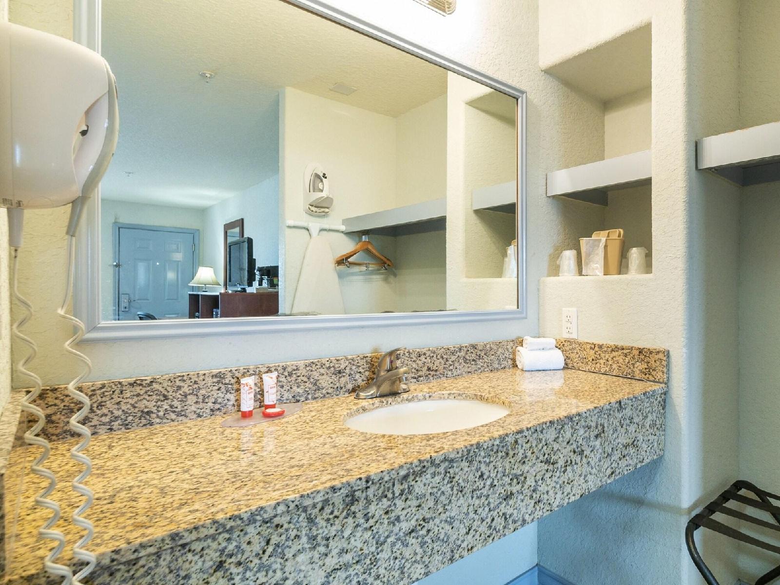 Oyo Hotel Pearsall I 35 West - photo 26