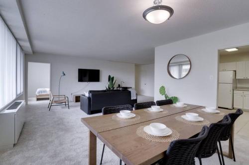 Modern & Spacious 2BR Den Condo @Crystal City — 4-Star Luxury Hotel in Arlington, United States