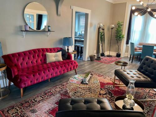 Cozy vintage getaway minutes from downtown in Lincoln, United States