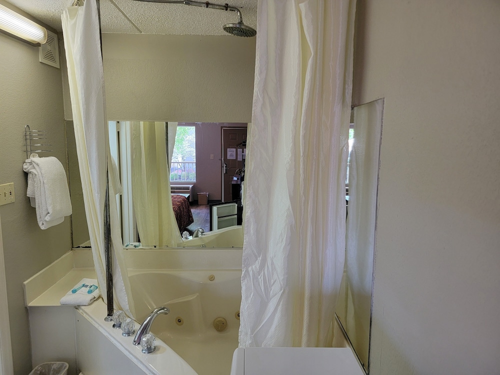 Studio 9 Inn & Suites - photo 7