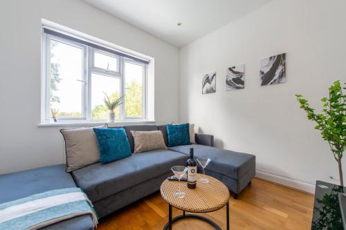 Ealing Gem 3 Bath 2 En Suite Flat with Parking — 4-Star Luxury Hotel in Ealing, United Kingdom