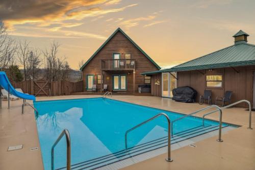 Black Bear Splash By Avada Properties — 4-Star Luxury Hotel in Sevierville, United States