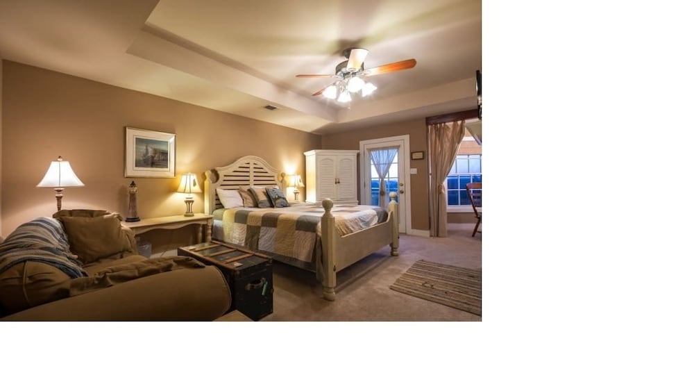 Equinox Inn at Canyon Lake - photo 8