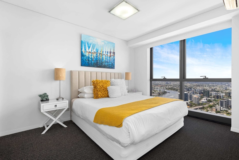 Stunning River View 2 Bed with Pool Sauna and Gym — 4-Star Luxury Hotel in Brisbane, Australia