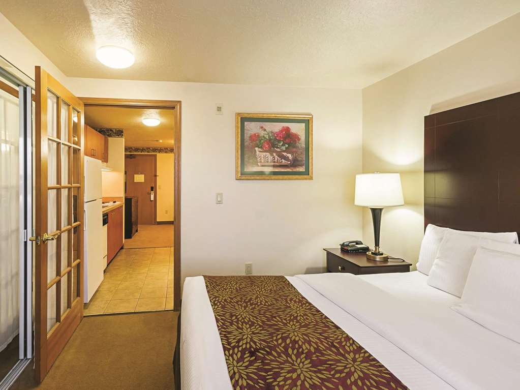 La Quinta Inn & Suites by Wyndham Woodburn - photo 21