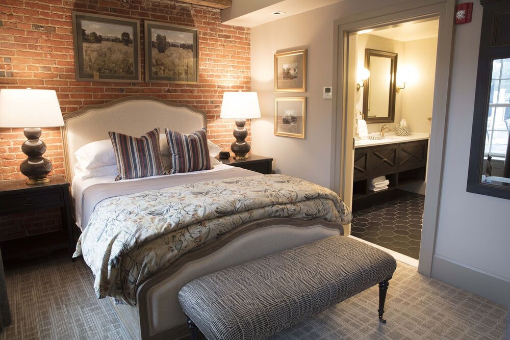 Farmer's Creekside Tavern & Inn - photo 3