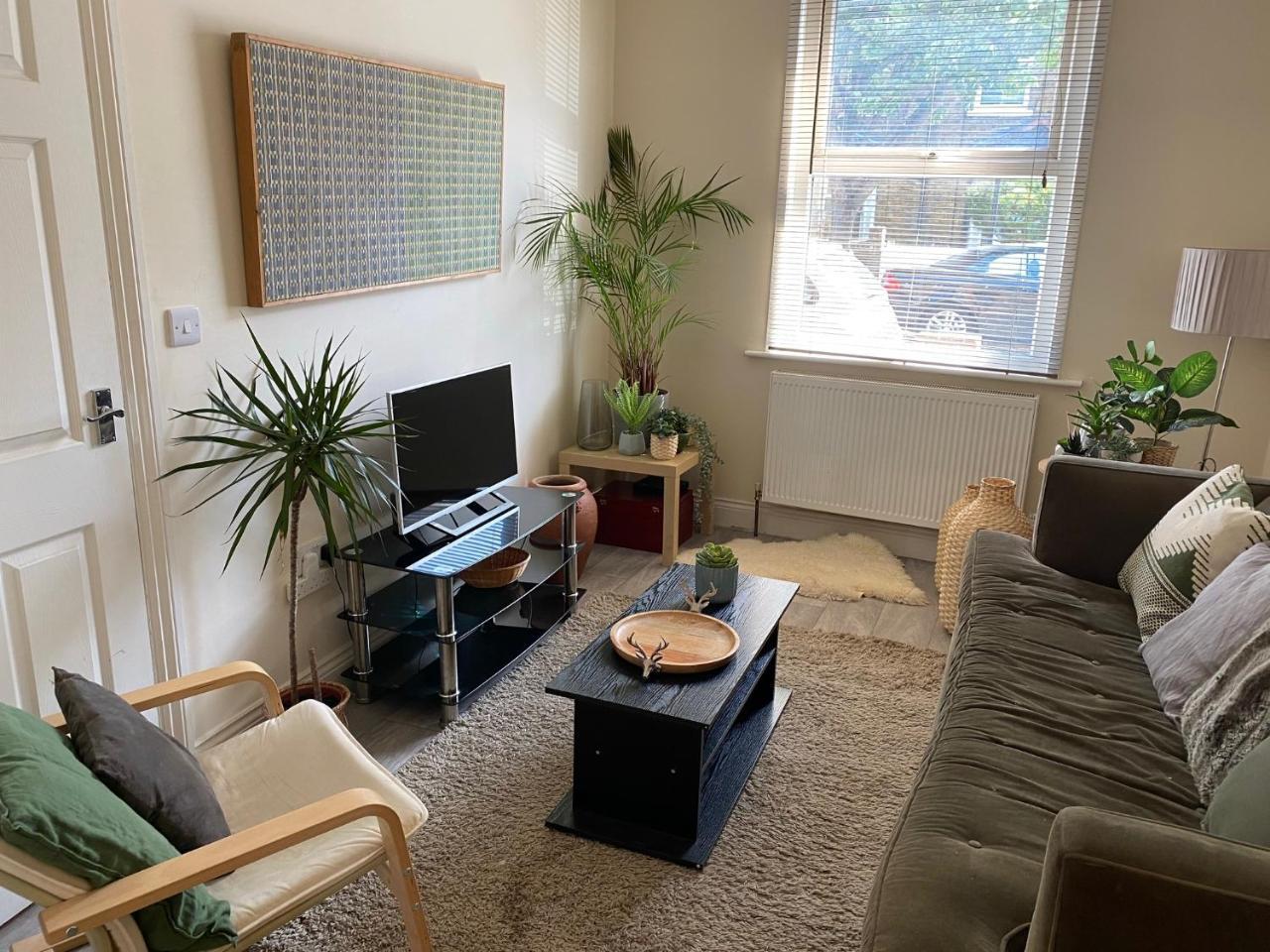 35 Mins To Central London. 3 Bedrooms. 2 Bathrooms with Garden — 4-Star Luxury Hotel in London, United Kingdom
