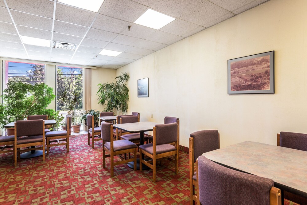 Econo Lodge Near Stewart Inter - photo 19