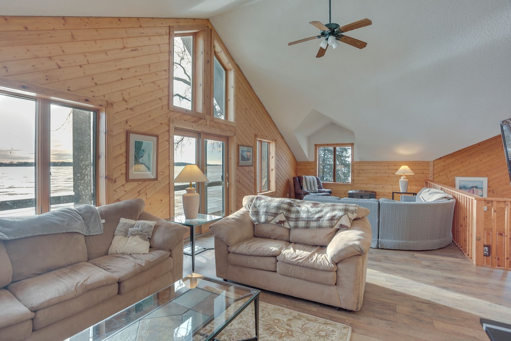 Lakefront Gem w Dock in New London — hotel in New London