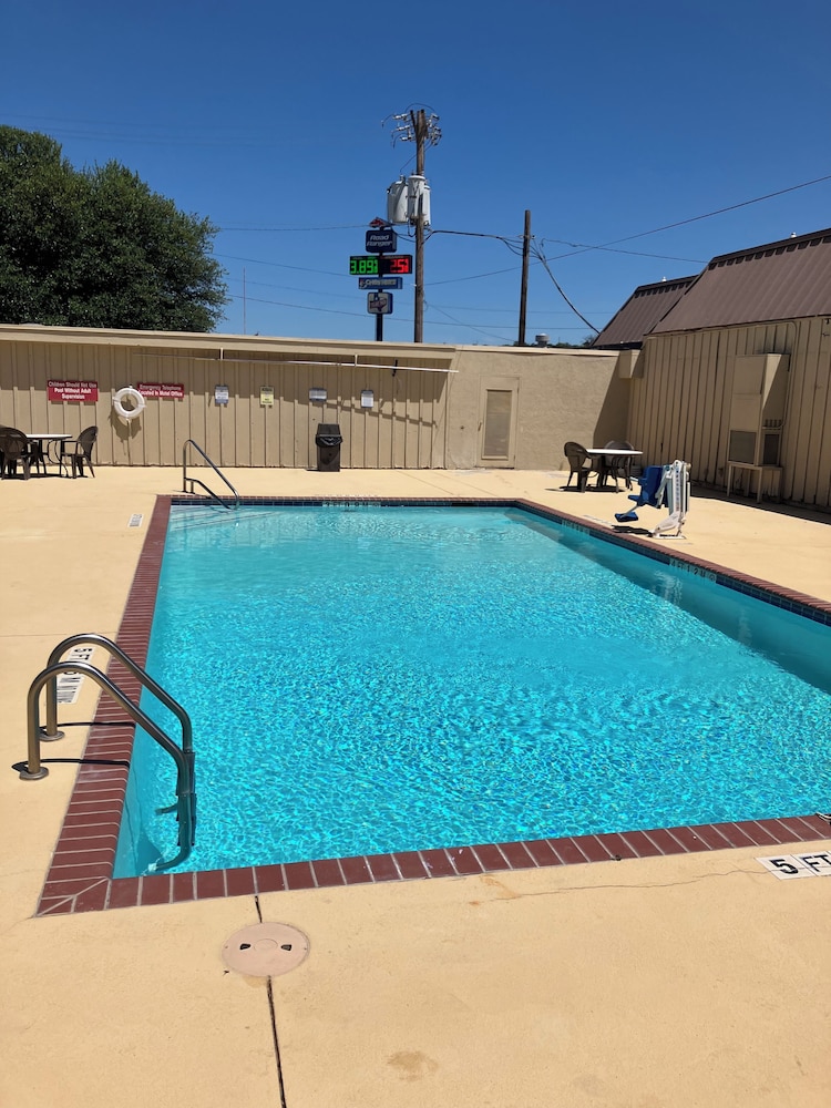 Econo Lodge - photo 18