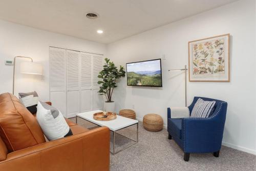 Hendo Hideaway A 2bed 1bath — 4-Star Luxury Hotel in Hendersonville, United States