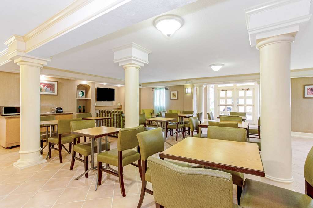 La Quinta Inn by Wyndham Orlando Airport West - photo 22