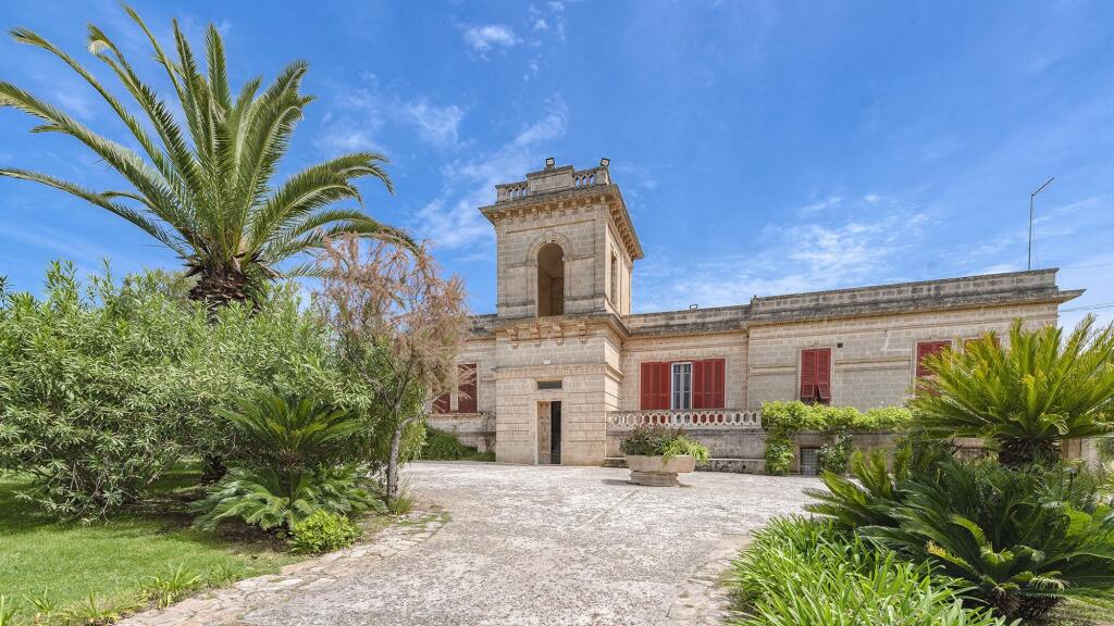 Villa Dei Glicini 8 2 — 4-Star Luxury Hotel in Grottaglie, Italy