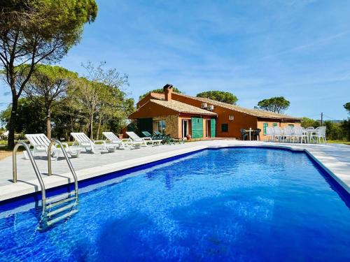 Pins Costabravasi — Llagostera