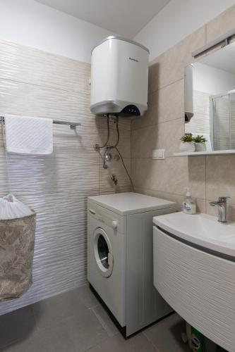 Stephanie green island apartments