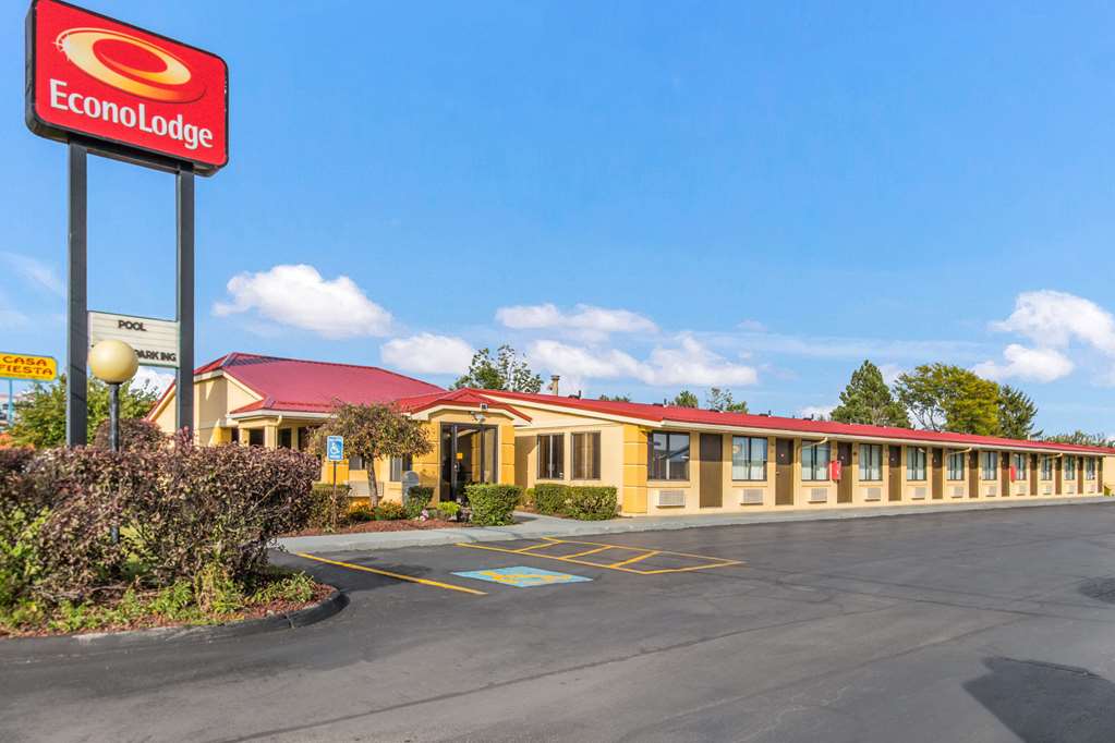 Econo Lodge Norwalk - photo 4