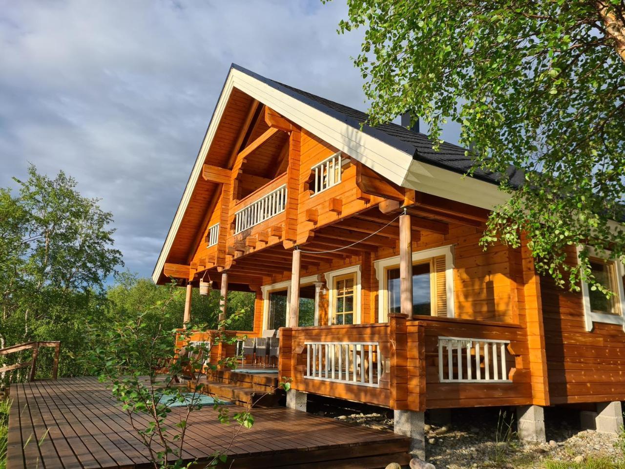 Salmon - carbon neutral hotel in Unknown City