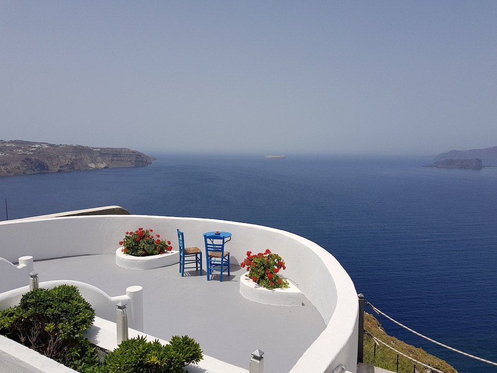 Volcano Flame — 4-Star Luxury Hotel in Megalochori, Greece