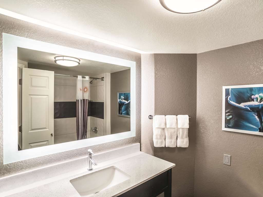 La Quinta Inn & Suites by Wyndham Phoenix Chandler - photo 28