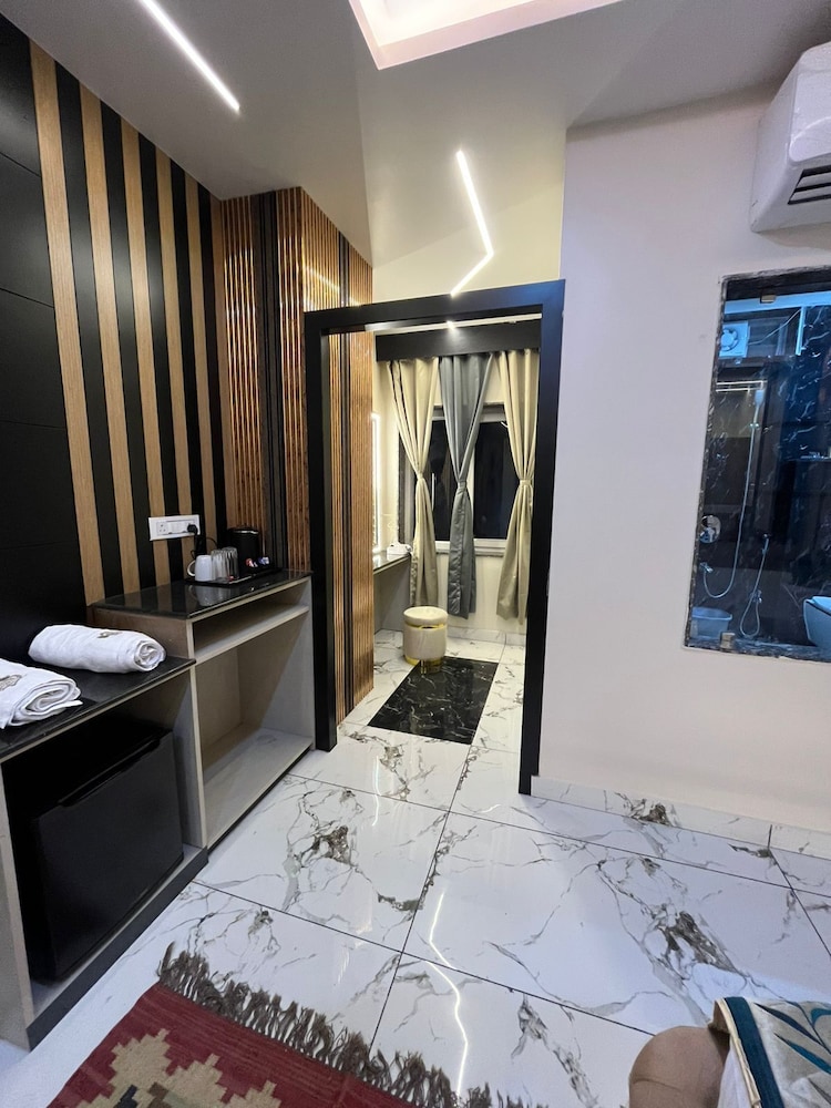 The Hotel Emerald — Unknown City — photo 4