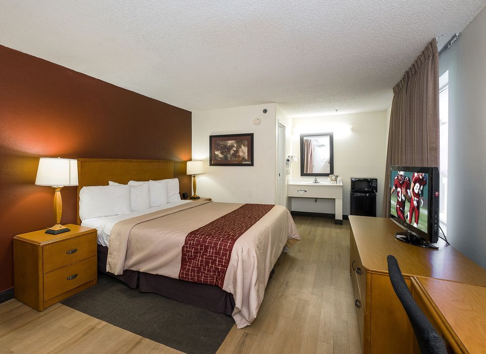 Cedar Rapids Inn - photo 23