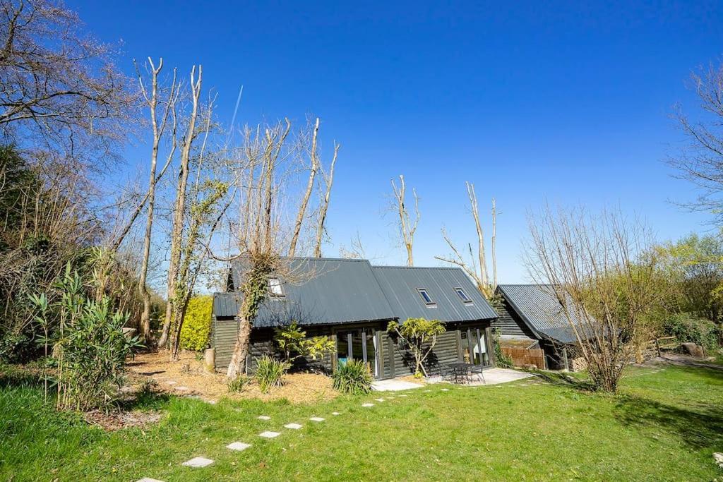 White Hill Lodge rustic cabin set in a stunning meadow — 4-Star Luxury Hotel in Sevenoaks, United Kingdom
