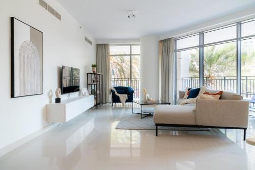 HiGuests Elegant Apt With Terrace Minutes from Burj Khalifa — 5-Star Luxury Hotel in Dubai, United Arab Emirates