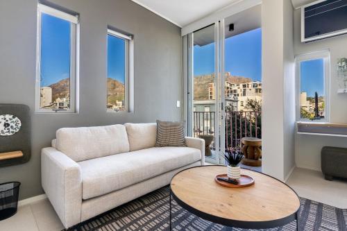The Rose 307: Modern City Apartment with Pool