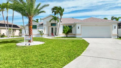 Villa Vanity 3 Beds 3 Baths 6 Guests Gulf Access & Pool Spa Incl.10 Off Boat Rental — 4-Star Luxury Hotel in Cape Coral, United States