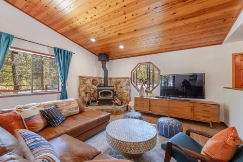Camp Telemark by Tahoe Getaways Pet Friendly 3 BR in Tahoe Donner with Hot Tub & Wood Fireplace — 4-Star Luxury Hotel in Truckee, United States