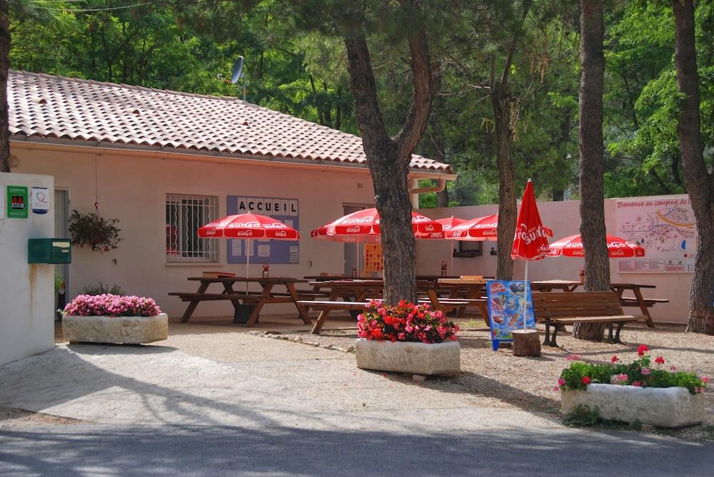 Domaine de la Vallée Heureuse — 4-Star Luxury Hotel in Orgon, France