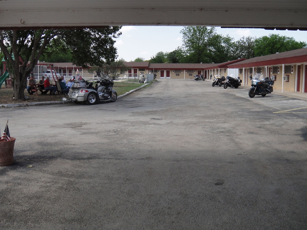 The Hills Motel - photo 22
